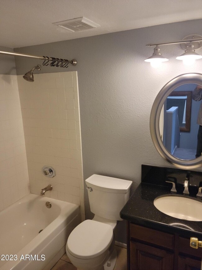 Building Photo - 815 E Grovers Ave