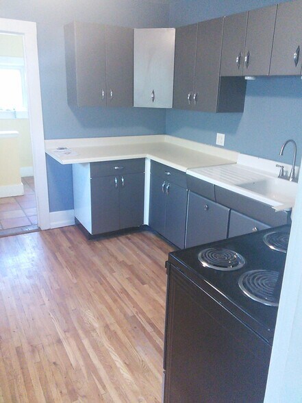 kitchen - 827 Mathews St