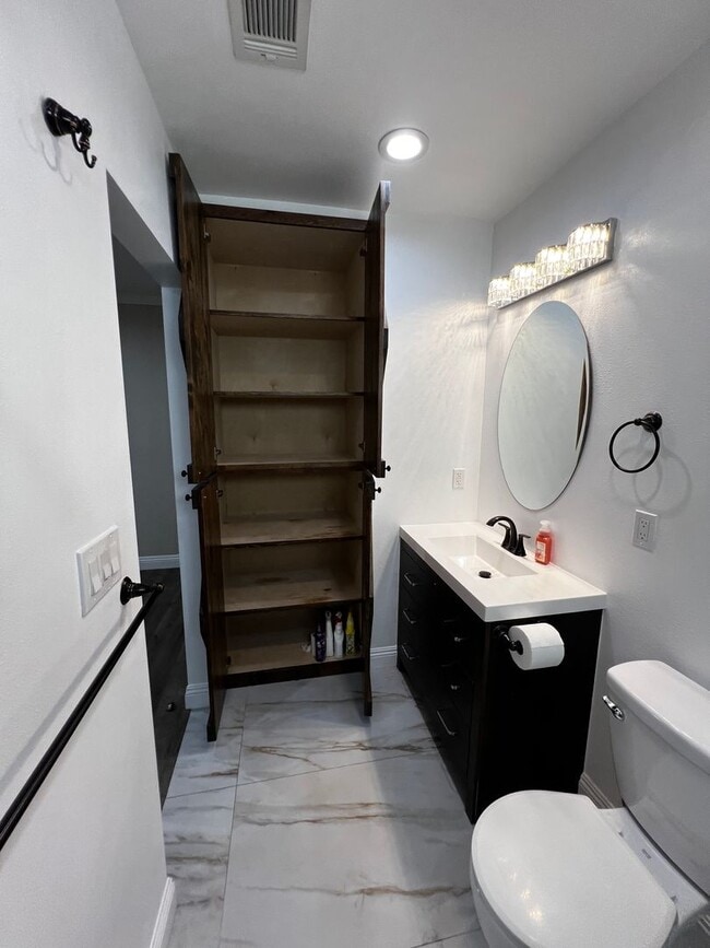Building Photo - 3 Bed 2 Bath Home For Rent in an Excellent...