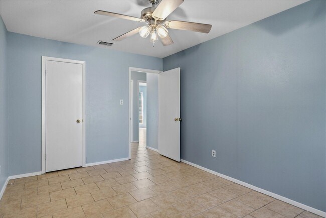 Building Photo - 908 TX-243