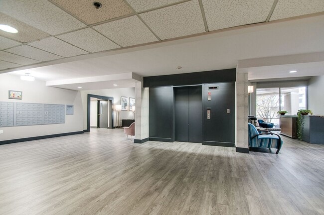 Building Photo - Centrally Located Mid-Town High-rise