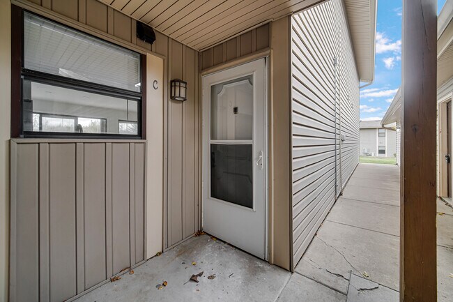 Building Photo - 1395 Alpine Ct