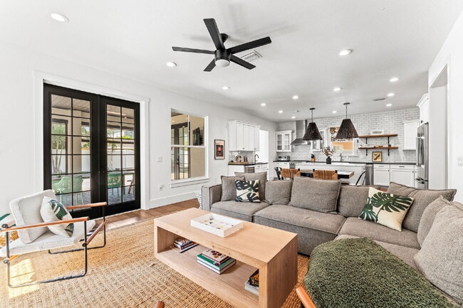Building Photo - Experience Elegance and Comfort: Spacious ...