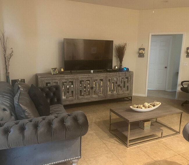 Building Photo - 4412 SW Bonney St