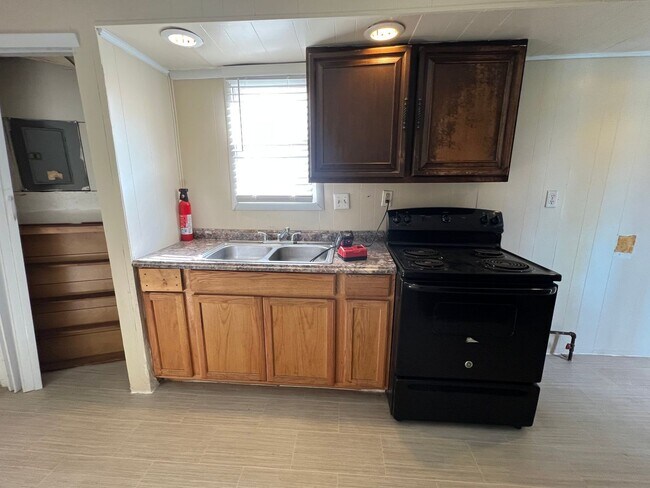 Building Photo - 2 Bedroom with a Bonus Room and Large Yard