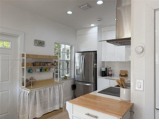 Building Photo - 8401 Crespi Blvd