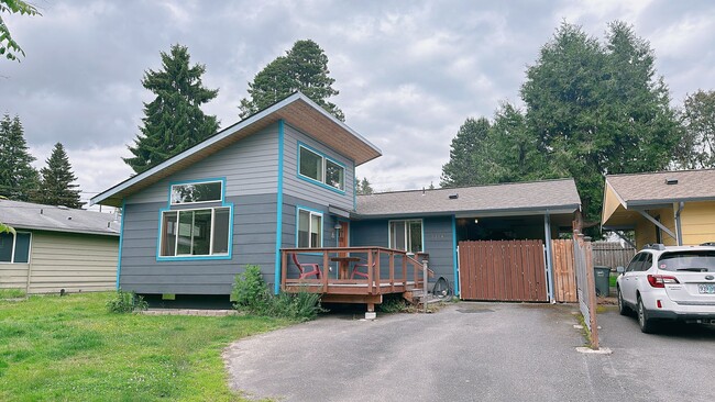 Building Photo - PRELEASING: 3 bdrm/1.5 bath house near WWU + Fairhaven