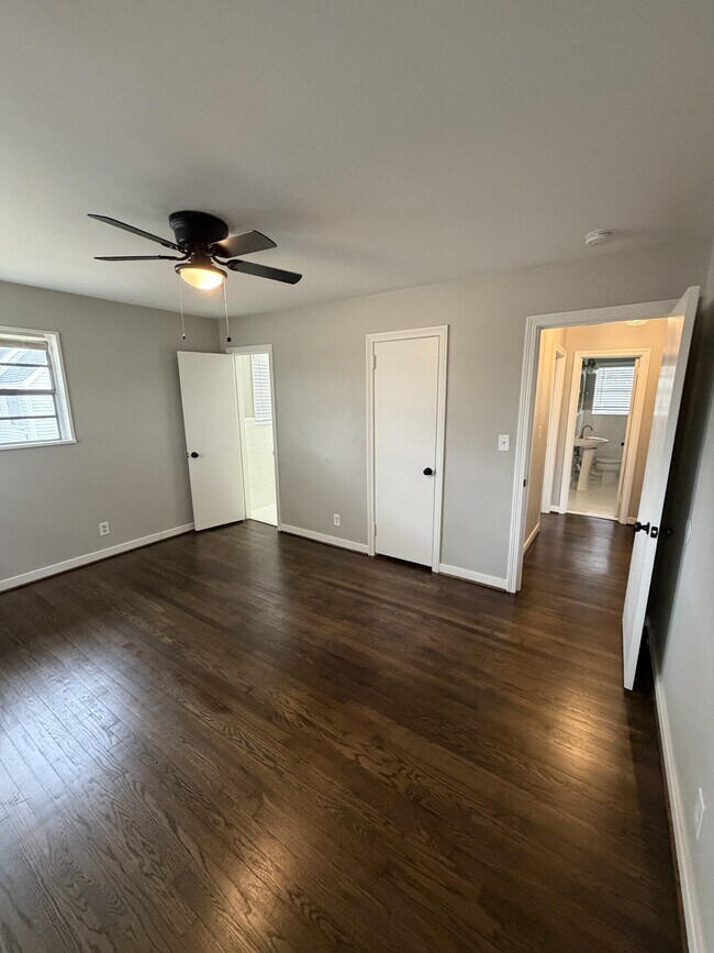 Building Photo - 853 Shades Crest Rd