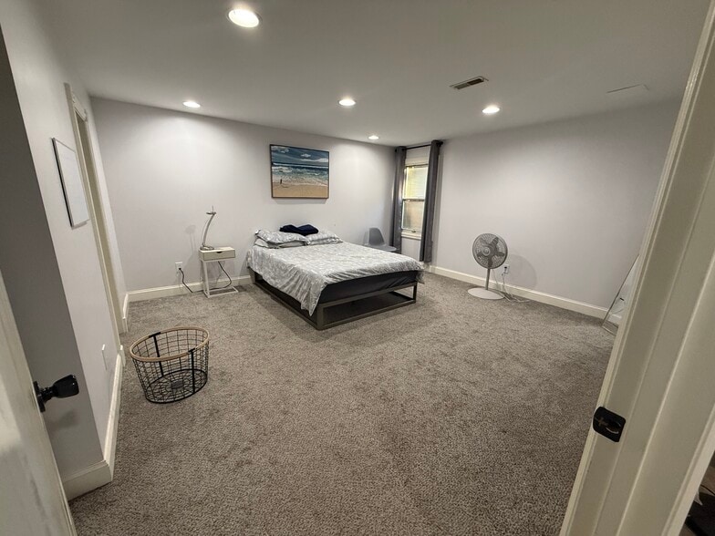 Building Photo - 402 Willow Creek Dr