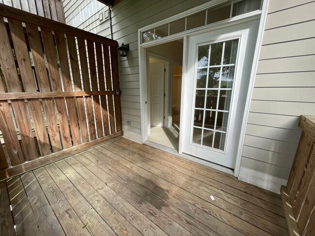 Building Photo - Wonderful location and features for this s...