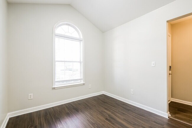 Building Photo - 5 Hill Crest Cir