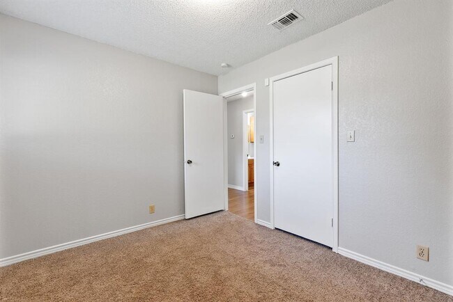 Building Photo - 506 Lakeway Dr