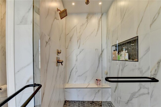 Building Photo - 120 Grand Cres