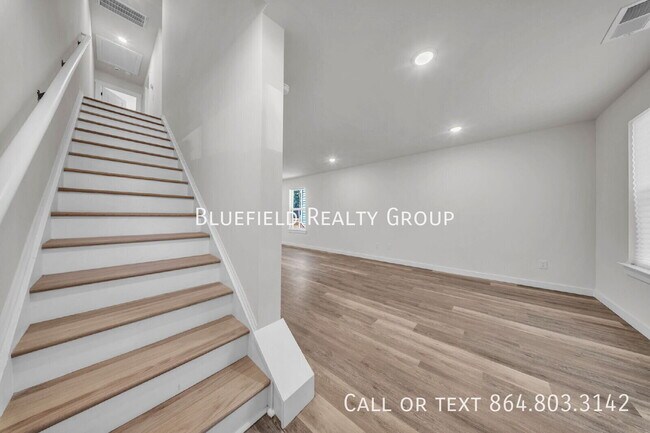Building Photo - 267 Vanderbilt Rd