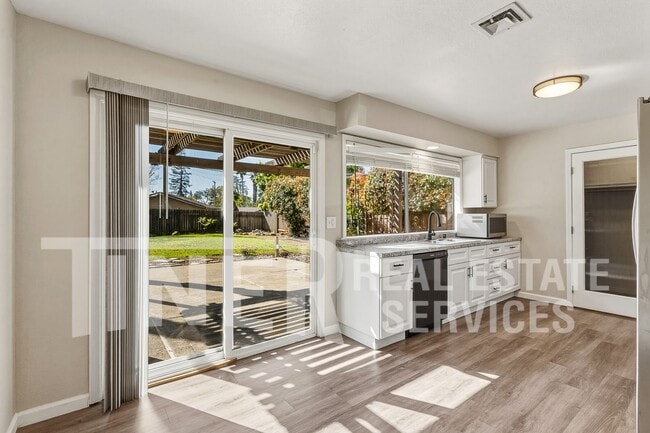 Building Photo - 9024 Leatham Ave