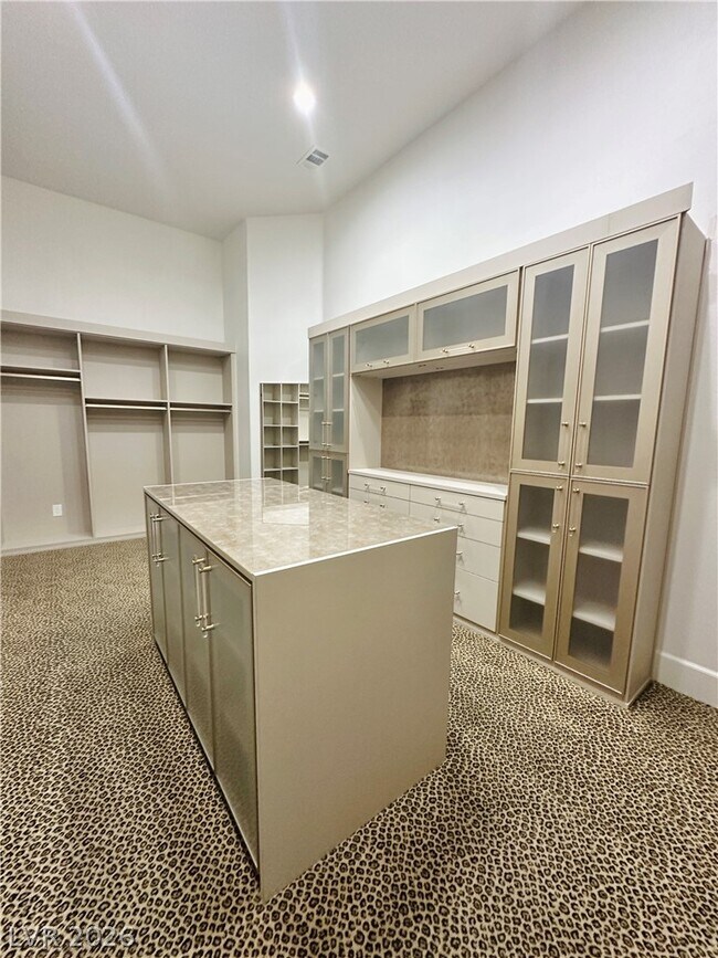 Building Photo - 2025 Grouse St