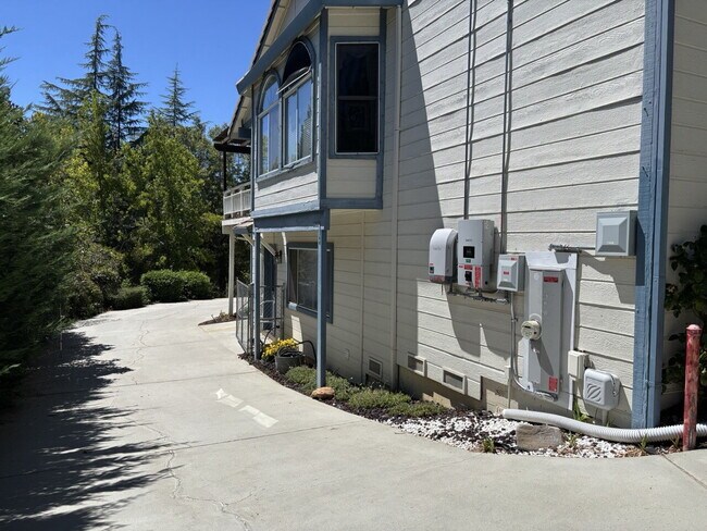 Building Photo - Private, fully furnished apartment home in...