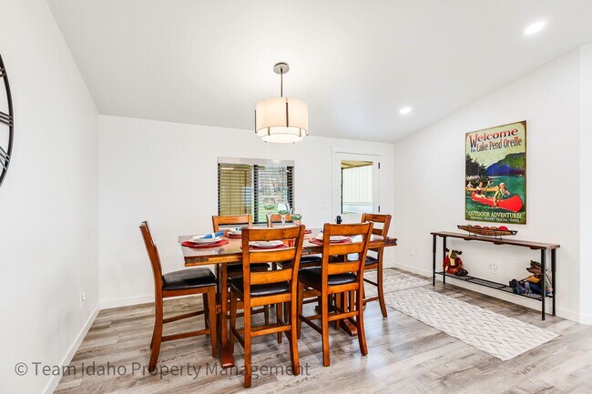 Building Photo - Fully furnished and stocked Single Level H...