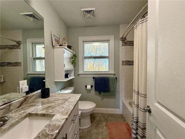 Building Photo - 11 Holmes St