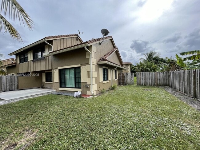 Building Photo - 2652 Riverside Dr