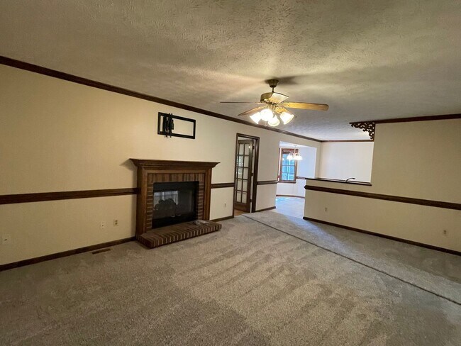 Building Photo - 403 Coach Hovis Dr