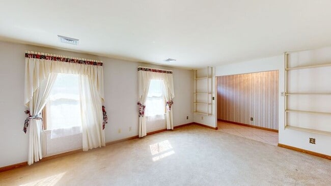 Building Photo - 539 E Rahn Rd