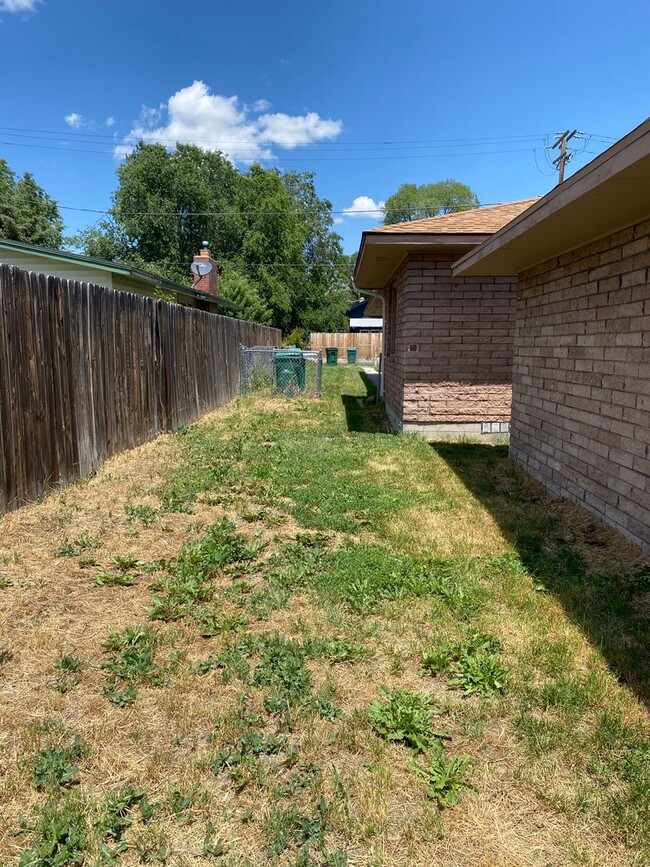 Building Photo - 2 Bed 1 Bath Duplex with Detached Garage