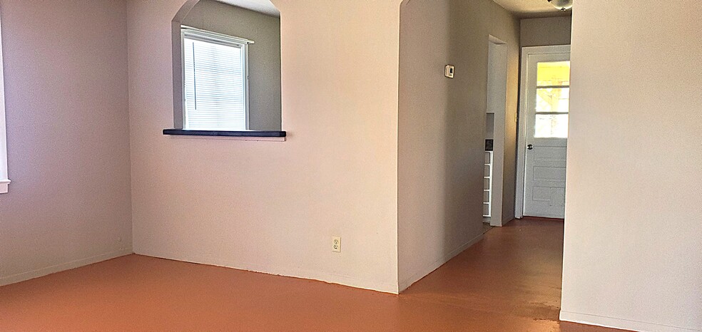 Living room - 901 W Esperanza Ave