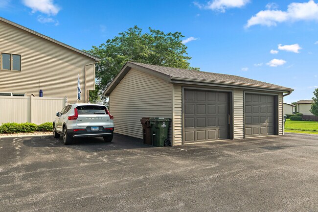 Building Photo - 772 Lake Rd