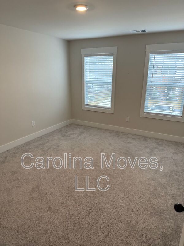 Building Photo - 521 Fenwick Dr