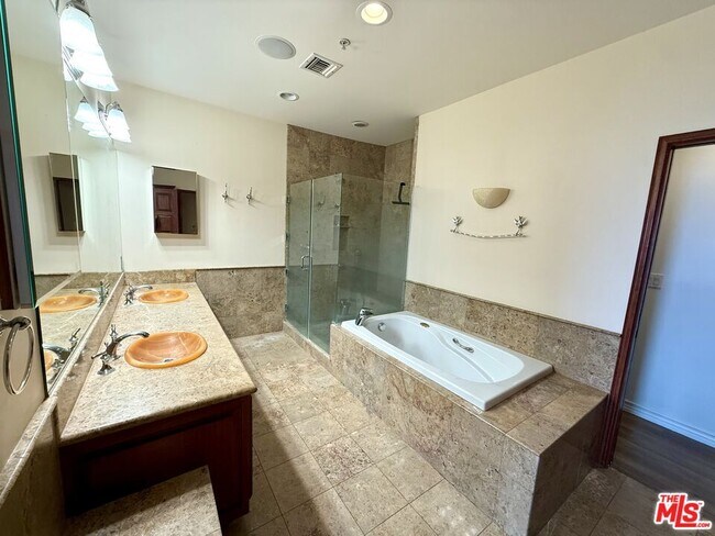 Building Photo - 10827 Pacific View Dr
