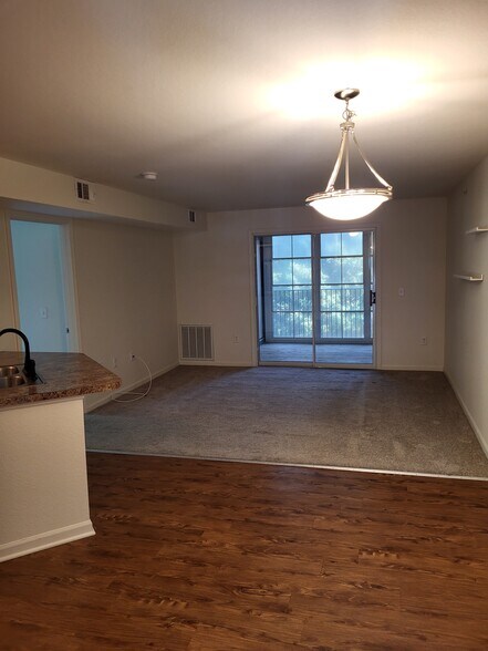 Building Photo - 18400 N Ridge Ct