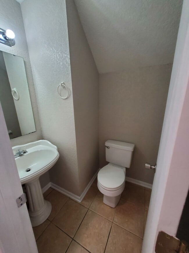 Building Photo - 3 bedroom, 2.5 bath 2 car garage Townhouse