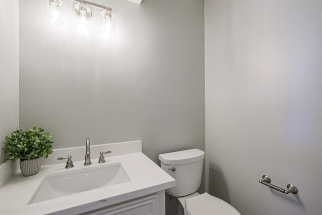 Building Photo - 1715 Woodland Park Dr