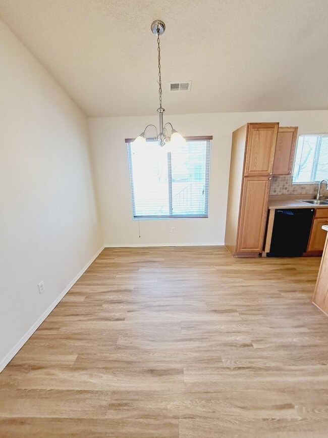Building Photo - 3 bed 2 bath 1575 sq ft home
