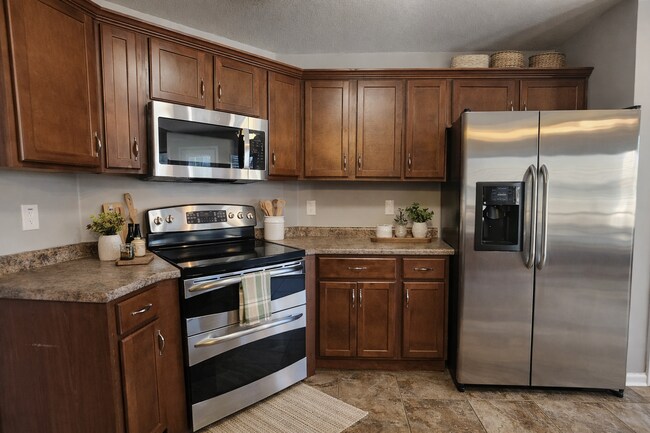 Building Photo - $2500 - 5 Bedrooms 3 Baths + Bonus Room