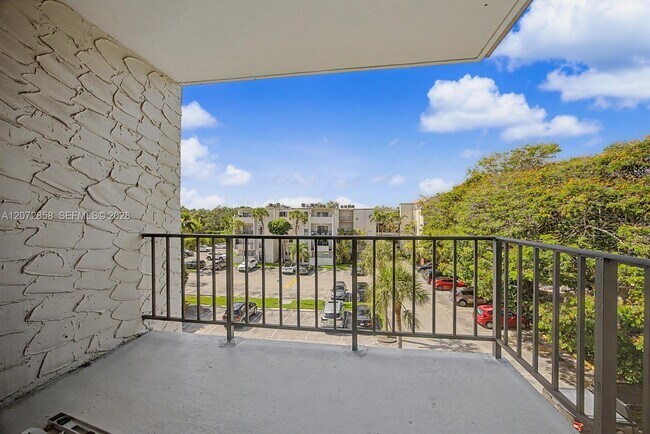 Building Photo - 6900 N Kendall Dr