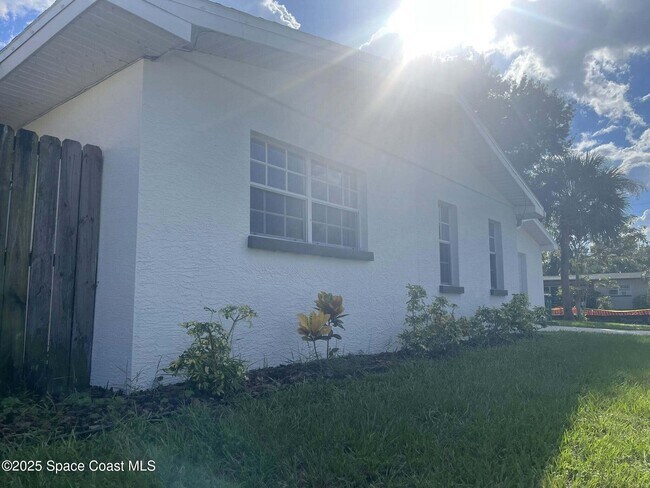 Building Photo - 2027 Wallace Ave