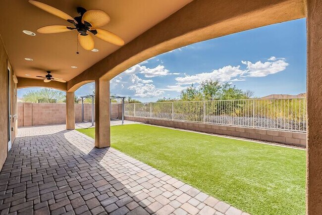 Building Photo - Modern 4 Bed Tucson Rental with Spacious K...