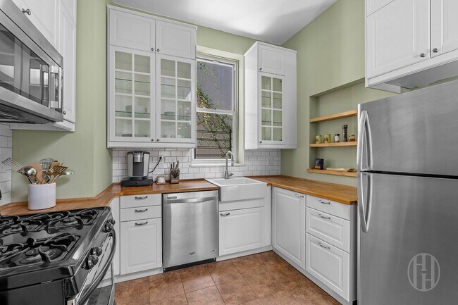 Building Photo - 24 E 11th St