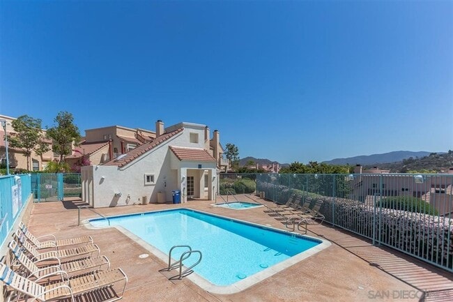 Building Photo - 2 Bed / 2 Bath Townhome in El Cajon