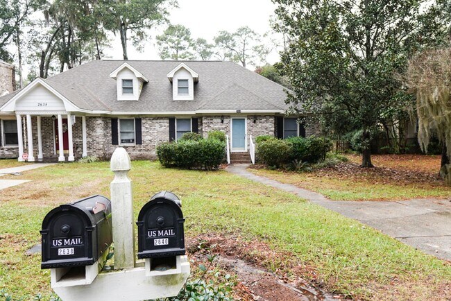 Building Photo - Two Bedroom Townhome!