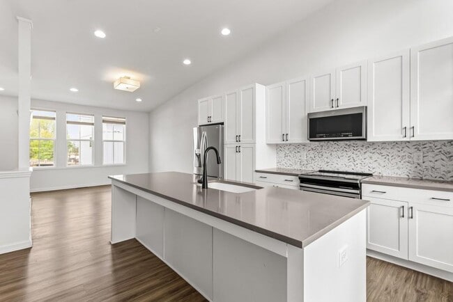 Building Photo - 916 Brees Ct