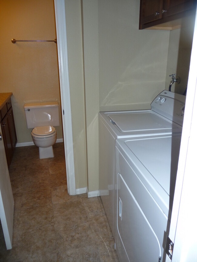 Building Photo - $500 MOVE IN SPECIAL! Large 2 Bedroom, 2 Bath Condo - Walk to Mission Bay!