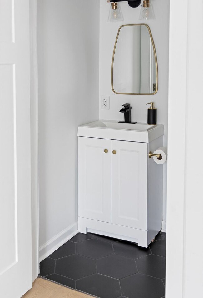 Building Photo - Charming + Modern Highland Park Home - 3 Beds, 2 Baths, Fenced Yard, + Plenty of Parking!