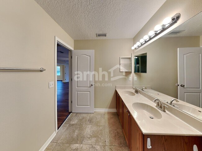 Building Photo - 10618 Bamboo Rod Cir