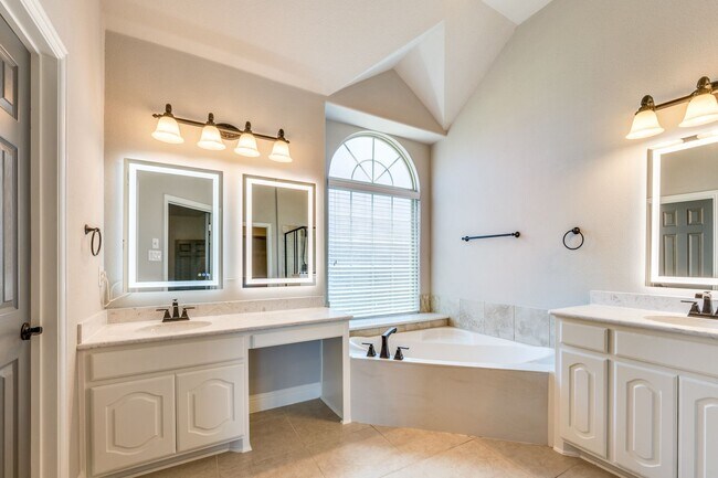 Building Photo - 2812 Pino