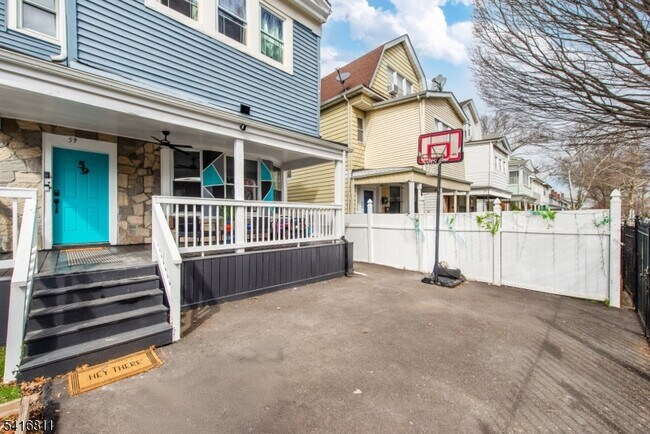 Building Photo - 59 Ellington St