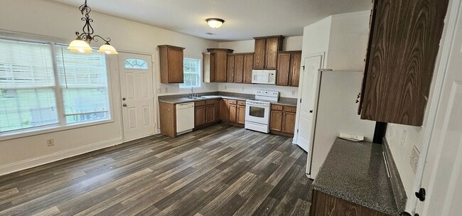 Building Photo - Commanding Curb Appeal, Conveniently Place