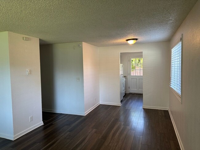 Building Photo - 2 bedroom 1 bath duplex with a garage!